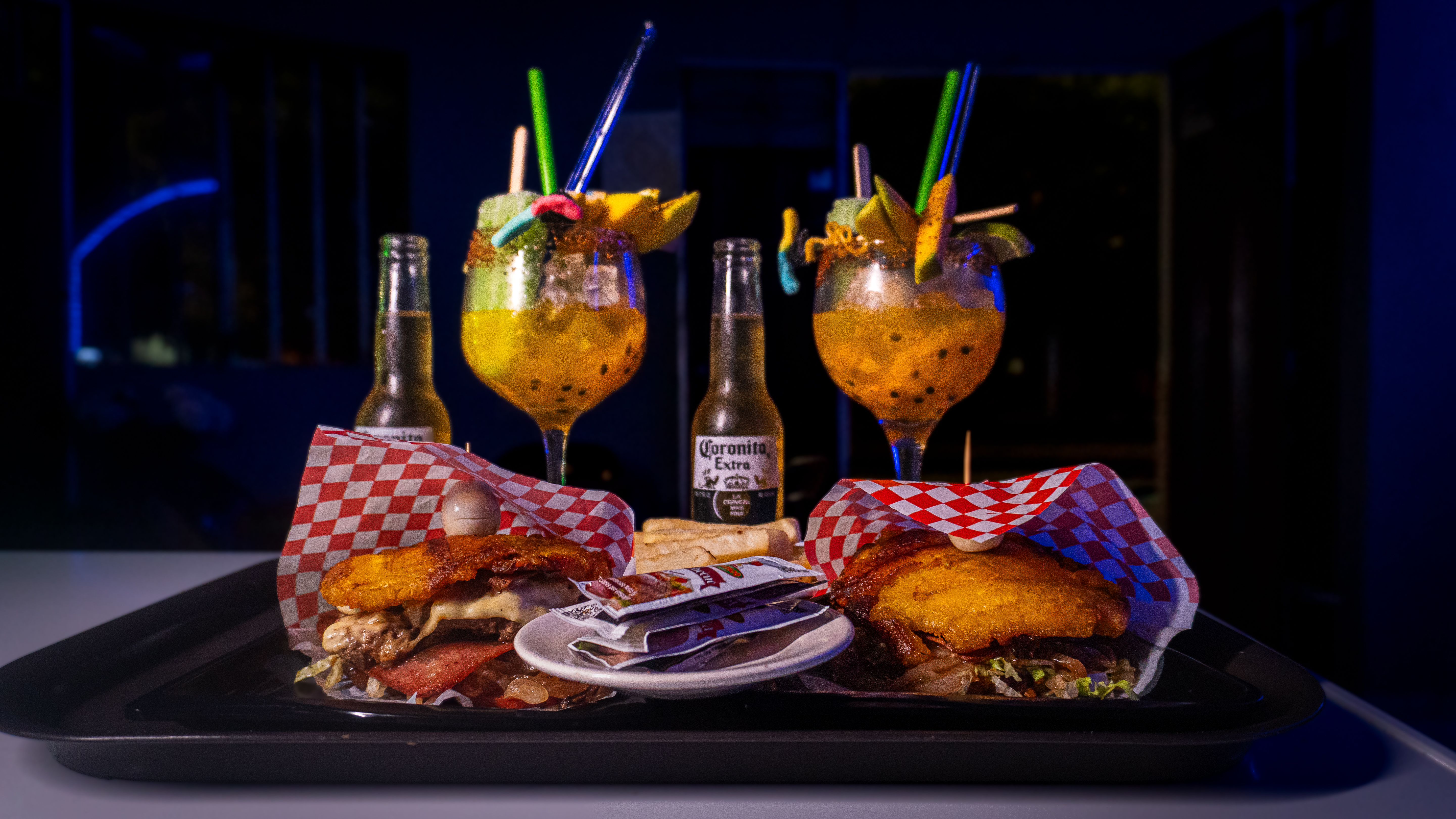 Foto del bar: comida en mesa