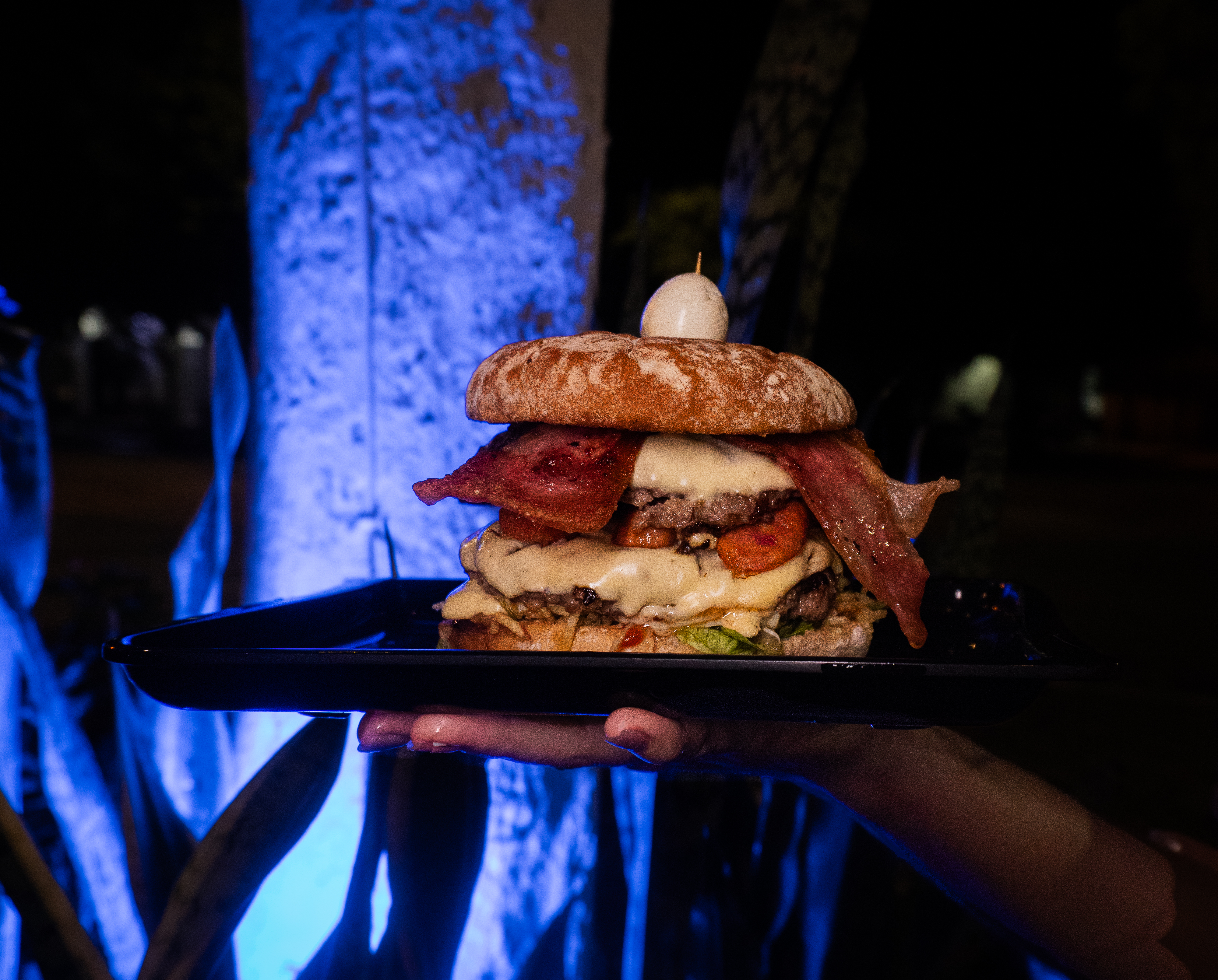 Comida servida en mesa en Alquimia
