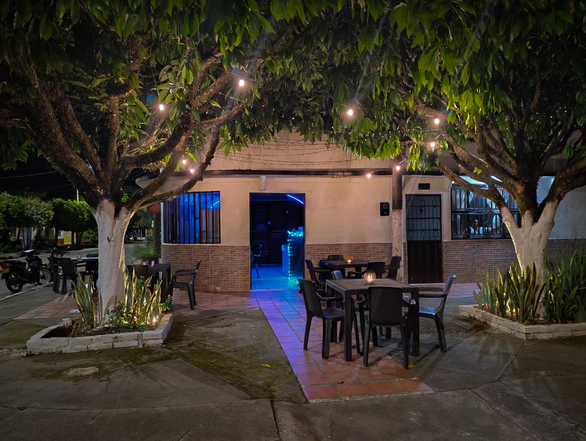 Ambiente nocturno de Alquimia Bar